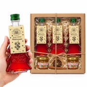 Zestaw prezentowy: 2× malina (gładka) + 1× malina (Wesołych Świąt) + 2 miody – miniatura, butelka w dłoni